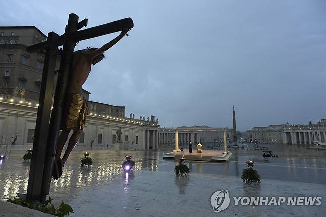 텅 빈 성 베드로 광장에서 홀로 기도하던 교황 [EPA 연합뉴스 자료사진. 재판매 및 DB 금지]