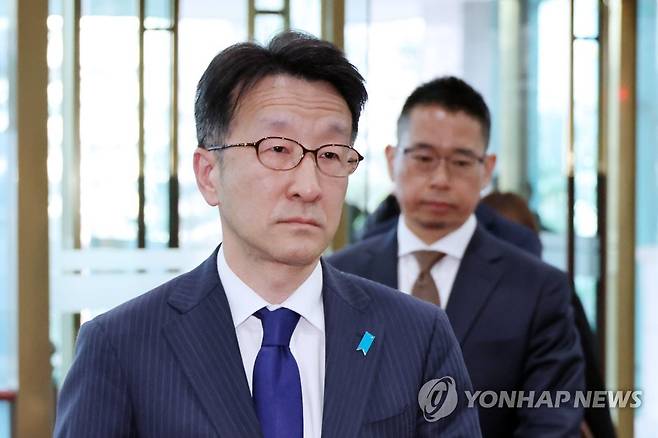 초치되는 구마가이 일본 총괄공사 (서울=연합뉴스) 김주성 기자 = 일본 정부가 초등학교 교과서 검정 결과를 발표한 28일 오후 외교부에 초치된 구마가이 나오키 주한일본대사관 총괄공사가 서울 종로구 외교부 청사로 들어가고 있다. 2023.3.28 utzza@yna.co.kr