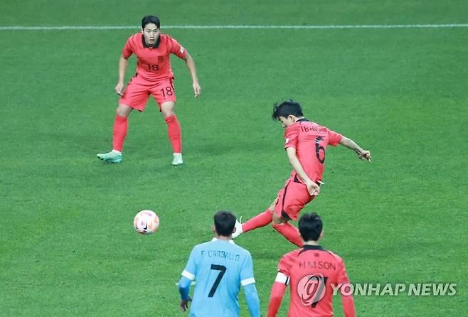 황인범 만회골의 순간 (서울=연합뉴스) 홍해인 기자 = 28일 서울월드컵경기장에서 열린 한국과 우루과이와의 평가전. 후반 한국 황인범이 만회골을 넣고 있다. 2023.3.28 hihong@yna.co.kr