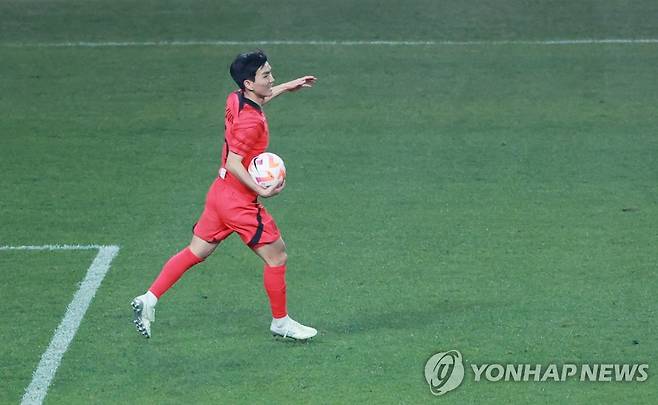 황인범 만회골 (서울=연합뉴스) 홍해인 기자 = 28일 서울월드컵경기장에서 열린 한국과 우루과이와의 평가전. 후반 한국 황인범이 만회골을 넣은 뒤 기뻐하고 있다. 2023.3.28 hihong@yna.co.kr