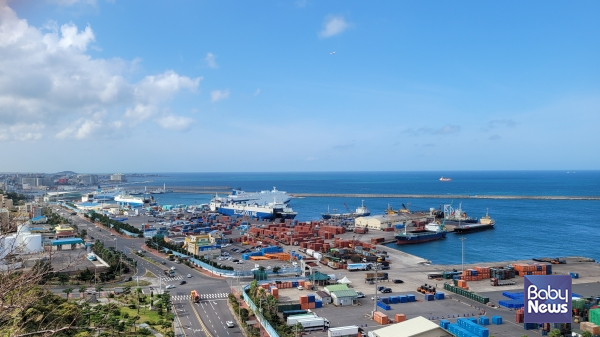 제주항을 통해 국제 크루즈선들이 입항하고 있다. ⓒ김재원