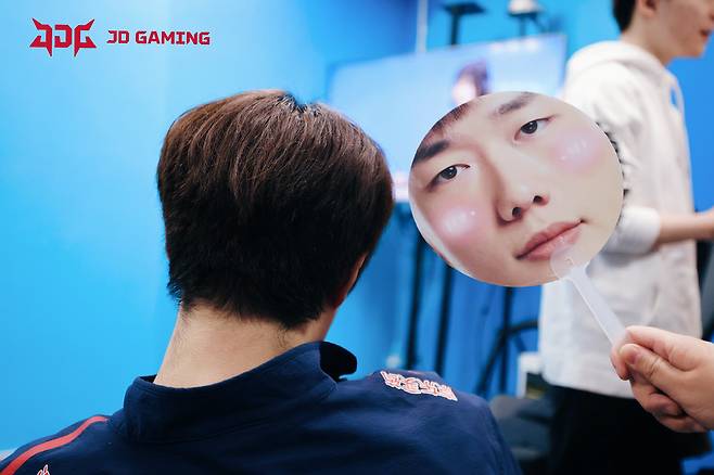 사진=징동 게이밍 공식 웨이보, 카나비 서진혁과 서포터 미씽 루윈펑의 부채