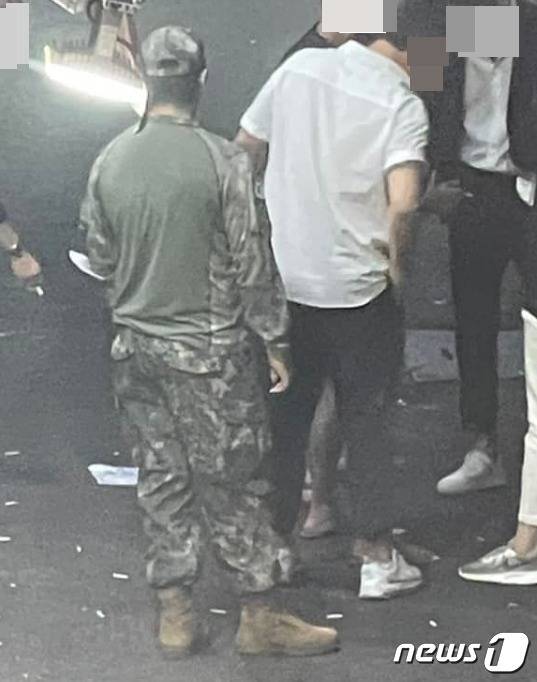 컴뱃셔츠 차림으로 영외에서 담배를 피우고 있는 병사. 컴뱃셔츠는 '작전 및 훈련'때만 착용할 수 있는 특수군복이기에 원칙적으로 외출 때 입고 나올 수 없다.(육대전)