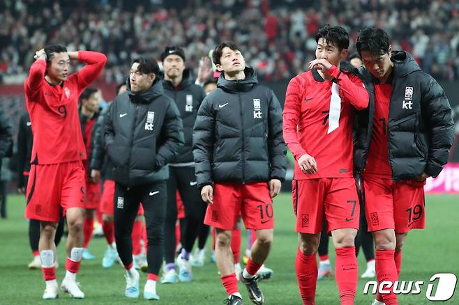 손흥민을 비롯한 대한민국 축구 국가대표팀 선수들이 28일 오후 서울 마포구 서울월드컵경기장에서 열린 축구 국가대표 평가전 대한민국과 우루과이의 경기에서 1대2로 패한 뒤 아쉬워 하고 있다. 2023.3.28/뉴스1 ⓒ News1 민경석 기자