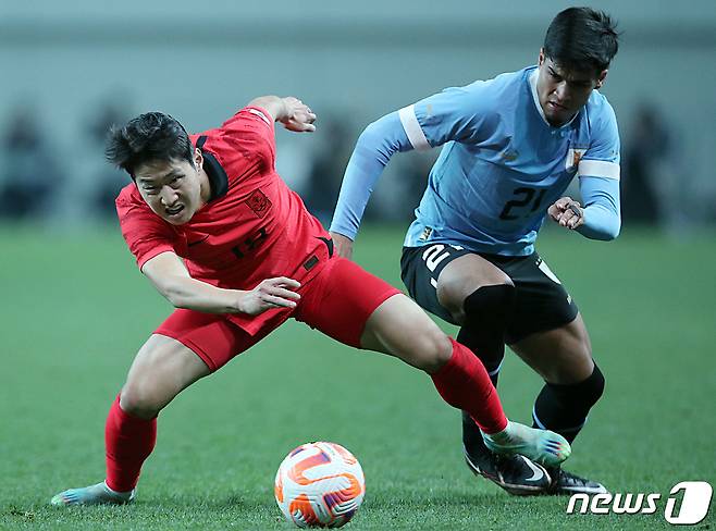 이강인이 28일 오후 마포구 상암동 서울월드컵경기장에서 열린 축구 국가대표 평가전 대한민국과 우루과이의 경기에서 상대 선수와 치열한 볼 경합을 벌이고 있다. 2023.3.28/뉴스1 ⓒ News1 박정호 기자