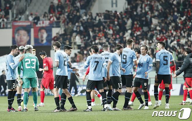 우루과이 축구 국가대표팀 선수들이 28일 오후 서울 상암월드컵경기장에서 열린 축구 국가대표 평가전 대한민국과 우루과이의 경기에서 1대2로 승리 후 기뻐하고 있다. 2023.3.28/뉴스1 ⓒ News1 김도우 기자