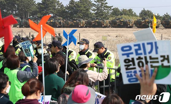 한미 연합상륙훈련 '2023 쌍룡훈련'이 실시된 29일 오전 경북 포항시 북구 해병대 훈련장 인근에서 한반도평화행동 관계자들이 한미 연합훈련 반대 시위를 열고 있다. 2023.3.29/뉴스1 ⓒ News1 공정식 기자