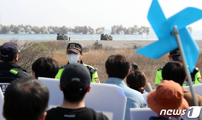 한미 연합상륙훈련 '2023 쌍룡훈련'이 실시된 29일 오전 경북 포항시 북구 해병대 훈련장 인근에서 한반도평화행동 관계자들이 한미 연합훈련 반대 시위를 열고 있다. 2023.3.29/뉴스1 ⓒ News1 공정식 기자