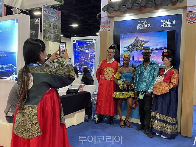 한국홍보관에서 왕과 왕비 사진찍기 이벤트에 참가하는 방문객들