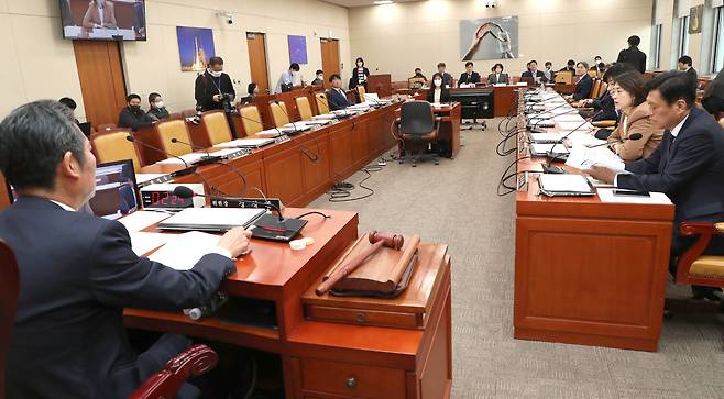 28일 국회 과방위(위원장 정청래)에서 방송관련 법안 제정에 대한 공청회가 국민의힘 의원들의 불참 속에 열리고 있다. 공청회에서는 KBS 수신료에 대한 등록제를 신고제로 전환하는 법안 등이 포함됐다. /2023.03.28. 이덕훈 기자