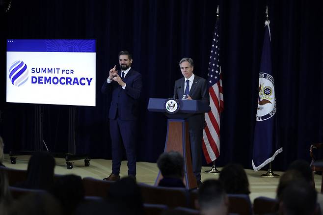 제2회 민주주의 정상회의가 개막한 첫날인 28일(현지 시각) 토니 블링컨 미국 국무장관이 기조연설하고 있다. 이 행사는 미국이 주도하고 한국 등이 공동주최한다. /AFP 연합뉴스