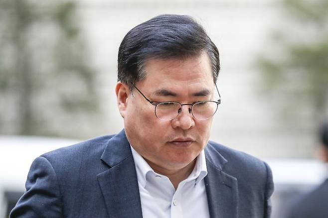 [서울=뉴시스] 정병혁 기자 = 유동규 전 성남도시개발공사 기획본부장이 20일 서울 서초구 서울중앙지법에서 열린 대장동 개발 배임 혐의 관련 공판에 출석하고 있다. 2023.03.20. jhope@newsis.com /사진=뉴시스