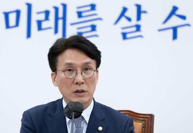 김민석 더불어민주당 정책위의장이 29일 국회 기자간담회에서 '1,000원의 아침밥' 지원과 관련한 입장을 밝히고 있다. 뉴스1