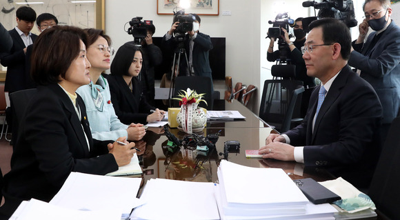 주호영 국민의힘 원내대표와 이은주 정의당 원내대표가 29일 오전 서울 여의도 국회에서 회동을 하고 있다. [사진=뉴시스]