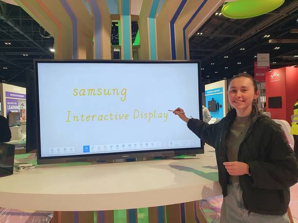 삼성전자 직원이 영국 런던에서 열리는 유럽 최대 교육 기술 전시회 'Bett 2023' 삼성전자 부스에서 신제품 전자칠판 WAC를 소개하고 있다. [사진=삼성전자]