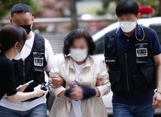 지난해 5월 25일 1급 장애 30대 딸을 숨지게 한 혐의(살인)로 구속영장이 청구된 60대 A씨가 인천지방법원에 영장실질심사를 받기 위해 들어오는 모습. A씨는 1심에서 징역 3년에 집행유예가 선고됐으며, 검찰이 항소를 포기해 형이 확정됐다. [연합뉴스]