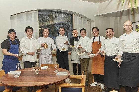 야닉 알레노(왼쪽에서 네번째) 셰프의 제안에 한국의 유명 셰프들이 힘을 모아 소외된 곳에 기부를 하는 자선행사가 20일 밍글스에서 열렸다. 사진 바앤다이닝
