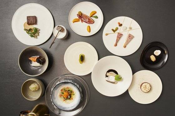 총 10가지 코스로 준비된 자선디너는 각 레스토랑에서 메뉴를 맡았다. 사진 바앤다이닝