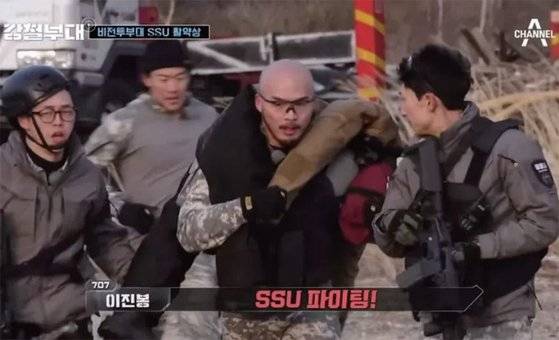 ‘강철부대’ 참가자 황충원은 80㎏ 더미를 혼자 짊어지고 달리는 괴력을 선보여 패널과 시청자들의 탄성을 자아냈다. / 사진:채널A