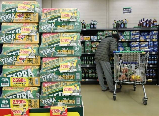 서울의 한 대형마트에서 고객이 주류를 고르고 있다. 사진 뉴스1