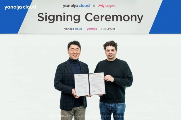 서울 강남구 야놀자 사옥에서 진행된 야놀자클라우드-호퍼 협약식에 김종윤 야놀자클라우드 대표(왼쪽), 다코타 스미스 호퍼 회장이 참석했다. 야놀자클라우드 제공