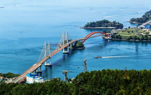 새롭게 개편된 사천구경(9경) 중 1경으로 선정된 삼천포대교와 사천바다케이블카. 사천시 제공