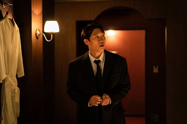 Jin Seon-kyu plays a middle-aged man who haggles for sex in "Bargain." (Tving)