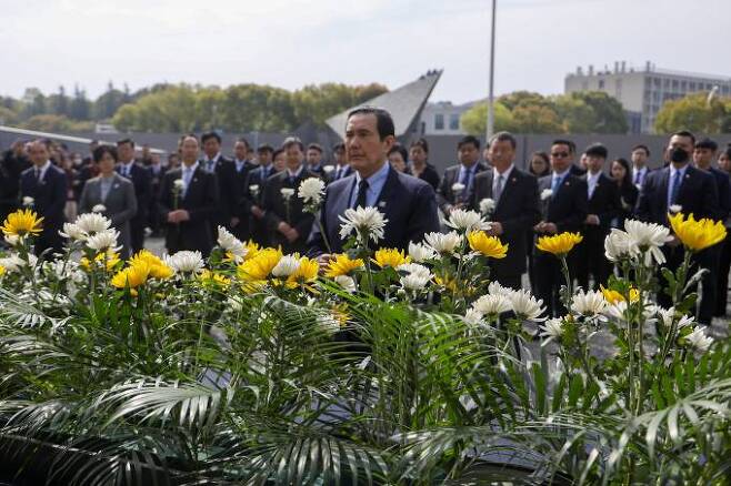 난징대학살 희생동포 기념관에서 헌화하는 대만 마잉주 전 총통.   EPA연합