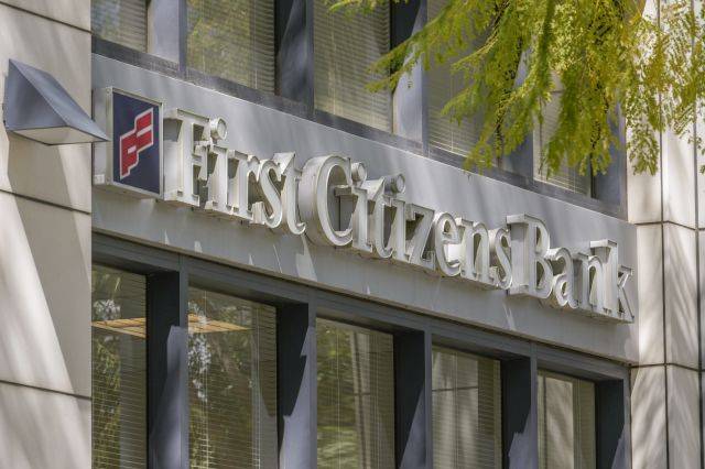 미국 퍼스트시티즌스은행 간판이 27일(현지시간) 캘리포니아주 글렌데일 지점 외벽에 설치돼 있다. 이 은행 지주사 퍼스트시티즌스뱅크셰어스는 이날 미국 실리콘밸리은행(SVB)을 인수했다. AP연합뉴스