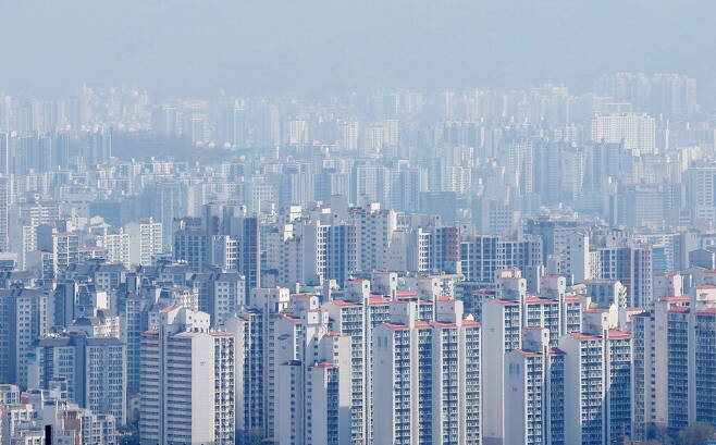 KB부동산에 따르면 3월 서울 아파트 전월세전환율이 4.08%로 올라 세입자의 월세 부담이 더 커지게 됐다. 사진은 서울 남산에서 바라본 강북 지역 아파트 전경.  연합뉴스