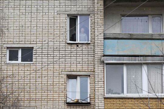 23일 가택연금중인 모스칼료프가 창 밖을 내다보고 있다. AFP 연합뉴스
