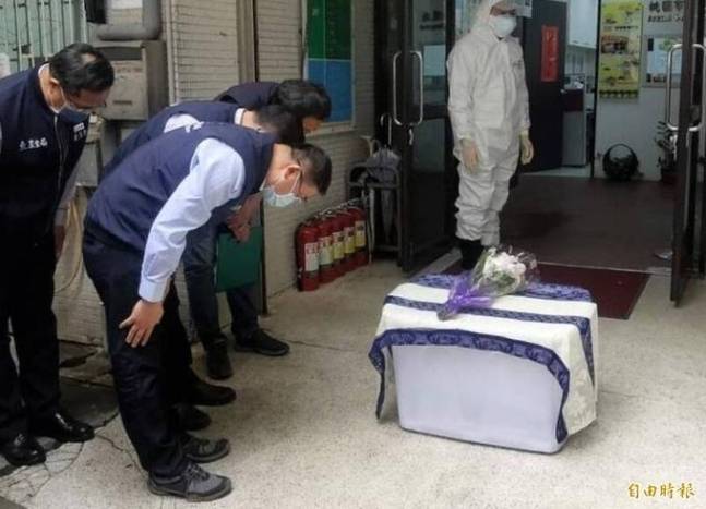 개코원숭이 장례 치르는 시공무원들 [자유시보 트위터 캡처]