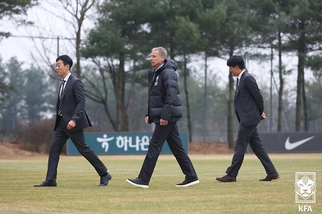 한국 축구 국가대표팀의 새 사령탑 위르겐 클린스만(독일) 감독이 대한축구협회 관계자들과 파주 NFC 훈련장을 둘러보고 있다. [연합]