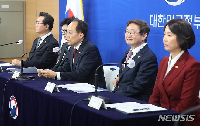 [서울=뉴시스] 배훈식 기자 = 추경호 경제부총리 겸 기획재정부 장관이 29일 오전 서울 종로구 정부서울청사에서 내수활성화 대책 관계부처 합동 브리핑을 하고 있다. 왼쪽부터 정황근 농림축산식품부 장관, 한동훈 법무부 장관, 추부총리, 박보균 문화체육관광부 장관, 이영 중소벤처기업부 장관. 2023.03.29. dahora83@newsis.com