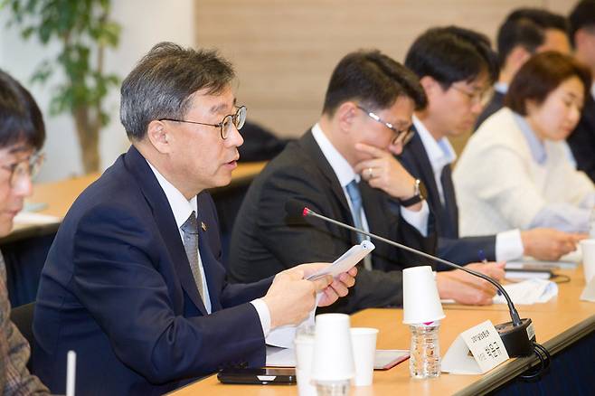 [서울=뉴시스] 박윤규 과학기술정보통신부 제2차관이 29일 오후 서울 종로구 광화문교보빌딩 국가과학기술자문회의 대회의실에서 열린 '제2차 통신시장 경쟁촉진방안 특별전담팀(TF) 회의'에서 인사말을 하고 있다. (사진=과학기술정보통신부 제공) *재판매 및 DB 금지