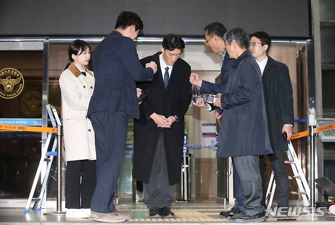 [서울=뉴시스] 조수정 기자 = 마약을 투약한 혐의로 경찰 조사를 마친 고(故) 전두환 전 대통령 손자 전우원 씨가 29일 오후 석방돼 서울 마포경찰서를 나서며 5·18 유족인 고(故)전태일 열사 동생 전태삼(오른쪽 앞) 씨, 이남(오른쪽 뒤 두번째) 5·18 민주화운동부상자회 서울지부장, 임장철(왼쪽 앞) 5·18민주화운동공로자회 서울지부장과 대화하던 중 "힘내라"는 응원을 받고 있다. 2023.03.29.chocrystal@newsis.com
