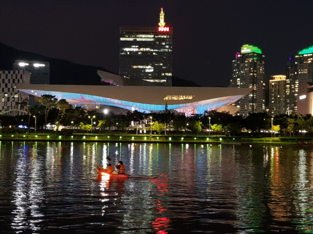 ‘야간관광 특화도시 프로그램’ 가운데 하나인 부산시 발광다이오드(LED) 카약 프로그램을 즐기는 모습. 제공=부산시