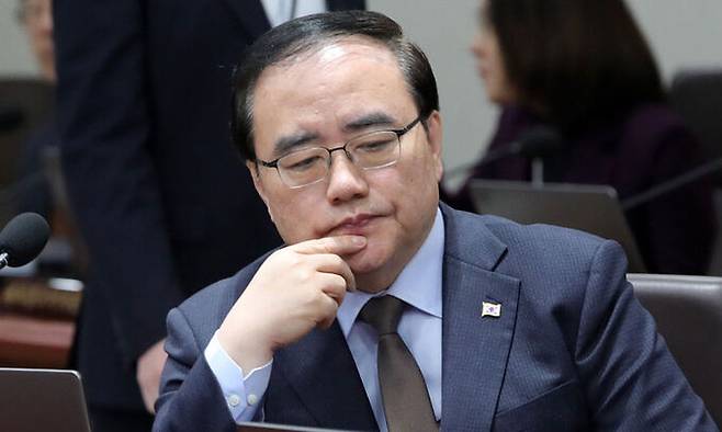 지난 28일 김성한 국가안보실장이 서울 용산 대통령실 청사에서 열린 국무회의에 앞서 생각에 잠겨있다. 뉴시스