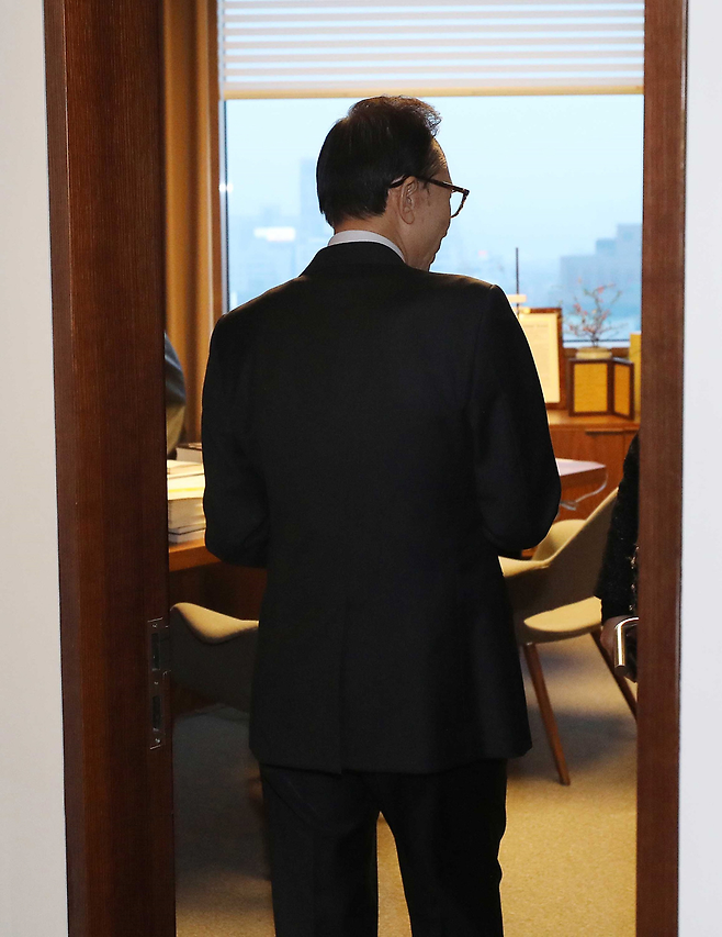 이명박 전 대통령이 2018년 1월17일 서울 강남구 삼성동 사무실에서 열린 기자회견에 참석하고 있다. ⓒ시사저널 박정훈