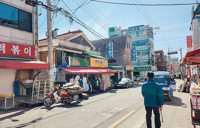 도봉고등학교 주변에서 문방구·서점 등이 사라진 지 오래다.