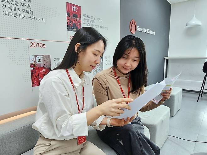자료 살피는 세이브더칠드런 이승현 대리(왼쪽)와 장설아 팀장 [세이브더칠드런 제공. 재판매 및 DB 금지]