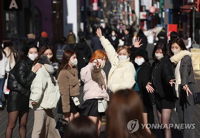 엔데믹에 외국인 돌아온다…명동 '활기' (서울=연합뉴스) 박동주 기자 = 엔데믹을 맞아 해외여행이 재개되자 대표 외국인 관광지인 명동이 활기를 되찾는 모습이다.
사진은 8일 서울 명동거리에서 기념촬영을 하는 일본인 관광객. 2023.2.8 pdj6635@yna.co.kr