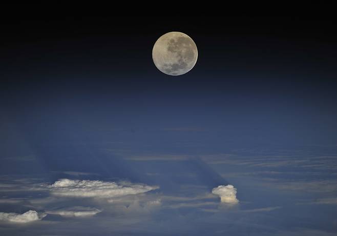 국제우주정거장에서 찍은 달 사진 [위즈덤하우스 제공. ⓒMaksim Surayev. 재판매 및 DB금지]