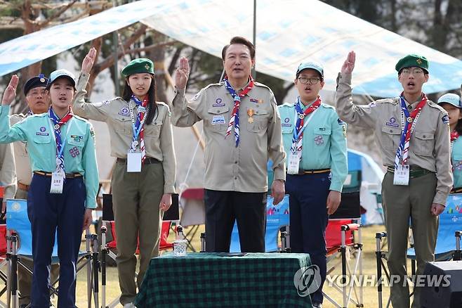 스카우트 선서하는 윤석열 대통령 (서울=연합뉴스) 안정원 기자 = 윤석열 대통령이 29일 오후 서울 용산 대통령실 파인그라스 정원에서 열린 한국스카우트연맹 명예총재 추대식에서 스카우트 선서를 하고 있다. 2023.3.29 jeong@yna.co.kr