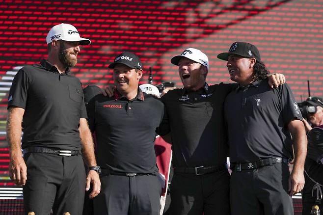 2022년 LIV 골프 단체전에서 우승한 더스틴 존슨(왼쪽부터)과 테일러 구치, 패트릭 리드, 팻 페레즈이 환하게 웃고 있다. (사진=AFPBBNews)