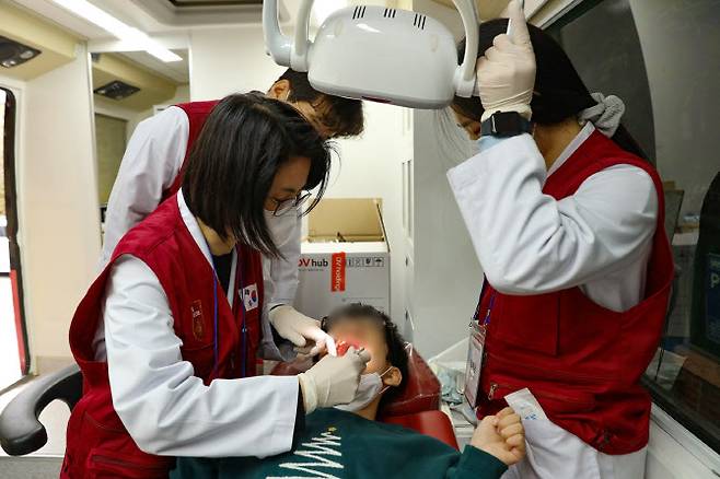 구로병원 치과 신주아 교수(좌측)가 발달장애인의 치아 건강상태를 살피고 있다.