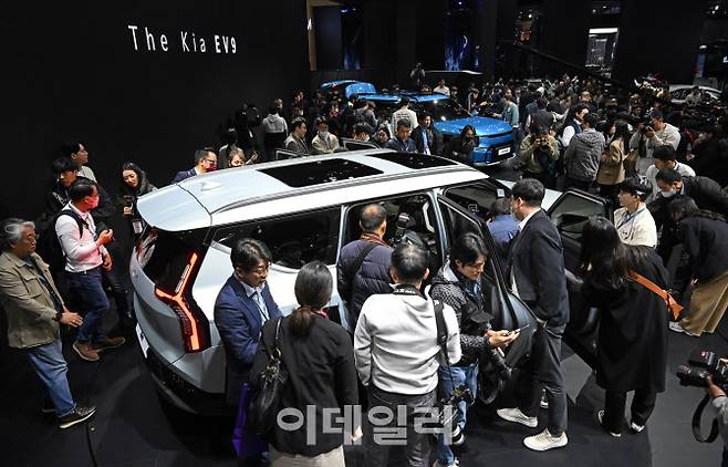 기아가 30일 경기 고양시 킨텍스에서 개막한 ‘2023 서울모빌리티쇼’에서 첫 대형 전기 스포츠유틸리티차량(SUV) EV9 실차를 전세계 최초로 공개하고 있다. [사진=이데일리 방인권 기자]