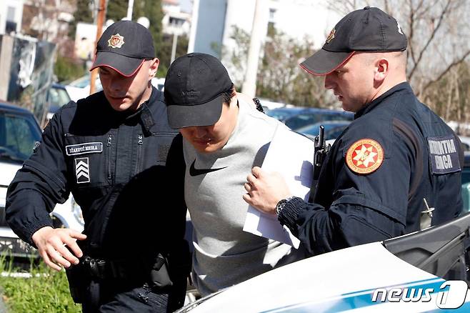권도형 테라폼랩스 대표가 24일(현지시간) 몬테네그로 포드고리차 공항에서 '테라·루나 폭락' 사태와 관련 경찰에 체포돼 법원에 도착을 하고 있다. ⓒ AFP=뉴스1 ⓒ News1 우동명 기자
