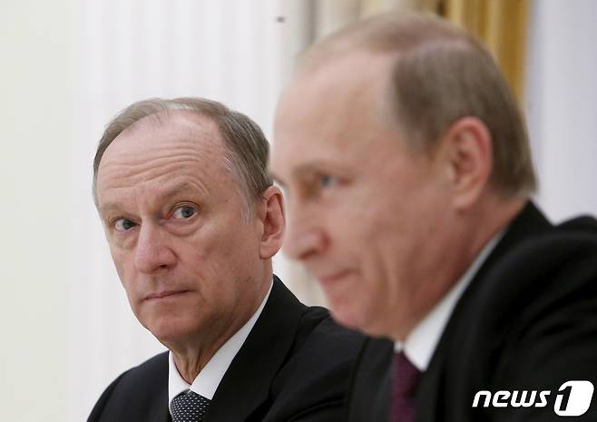 2015년 5월 러시아 크렘린궁에서 니콜라이 파트루셰프 러시아 국가안보회의 서기(왼쪽)가 블라디미르 푸틴 러시아 대통령과 배석한 모습이다. 2015.05.26. ⓒ 로이터=뉴스1 ⓒ News1 최서윤 기자