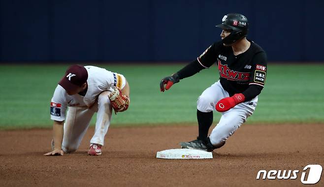 13일 오후 서울 구로구 고척스카이돔에서 열린 2023 한국프로야구(KBO) kt 위즈와 키움 히어로즈의 시범경기에서 kt의 8회초 무사 1루 장성우 타석때 1루 주자 배정대가 도루에 성공하고 있다. 2023.3.13/뉴스1 ⓒ News1 구윤성 기자